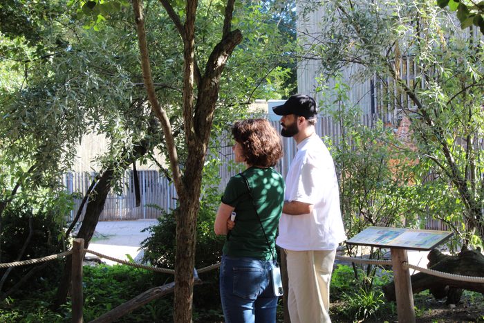 Zwei Personen stimmen sich vor einem Gehege im Zoo Dresden &uuml;ber das Fotoshooting ab