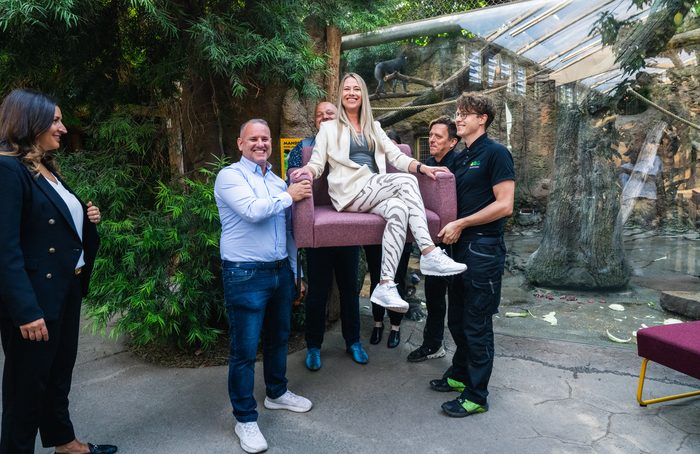 Das KONTEK-Team beim Teamfoto vor einer Felskulisse im Zoo Dresden