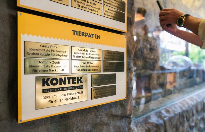 Tierpaten-Tafel im Zoo Dresden mit dem Namensschild der KONTEK Objekteinrichtungs GmbH
